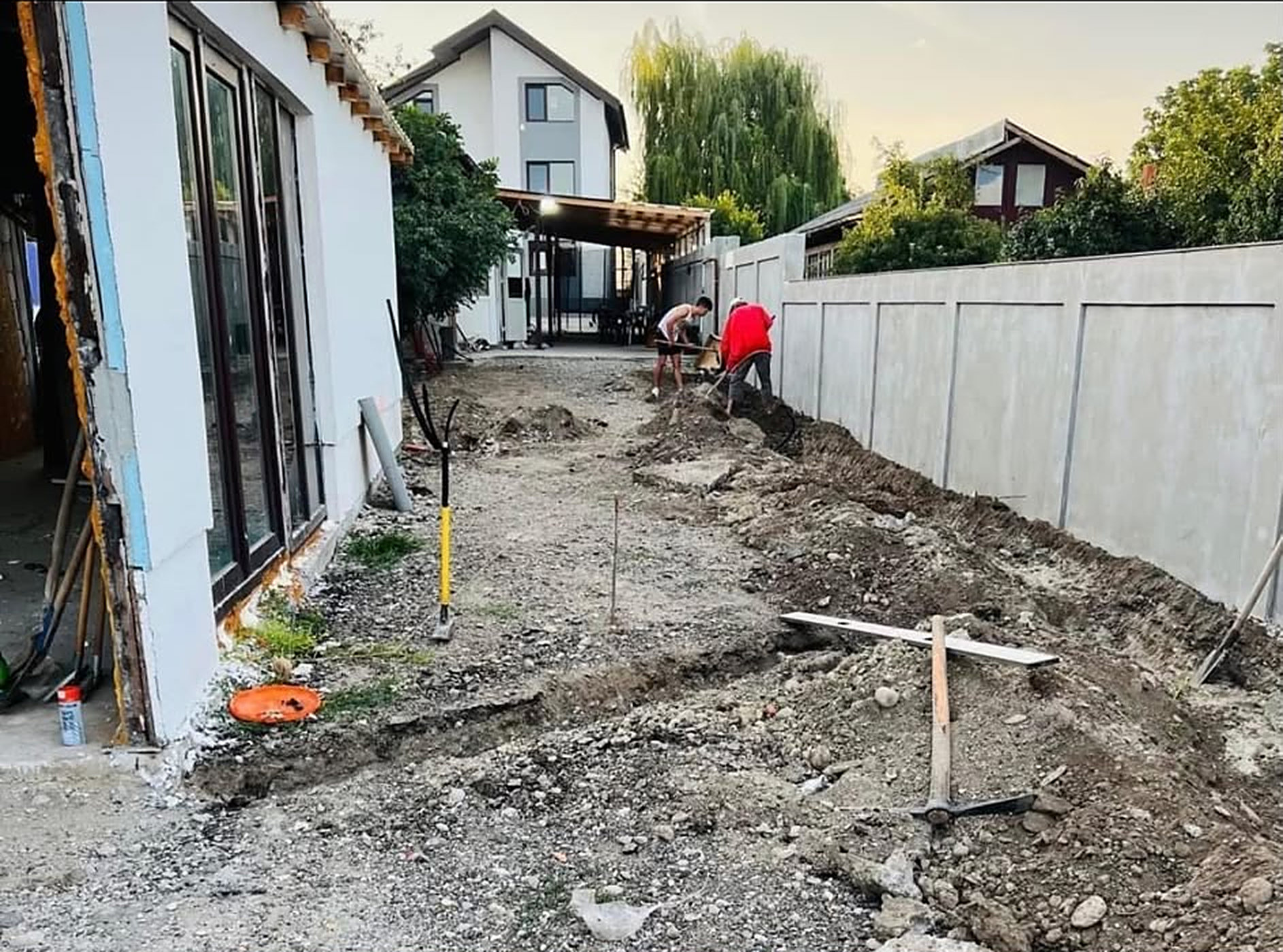 Înainte: teren săpat, cu moloz, lângă casă